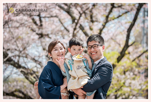 2022年春の七五三のロケーション撮影　桜をバックに家族の写真　ママもお着物