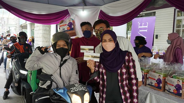 Eskayvie Bersama Pak Nil Edarkan 500 Bingkisan Raya Untuk 'Wira Jalanan