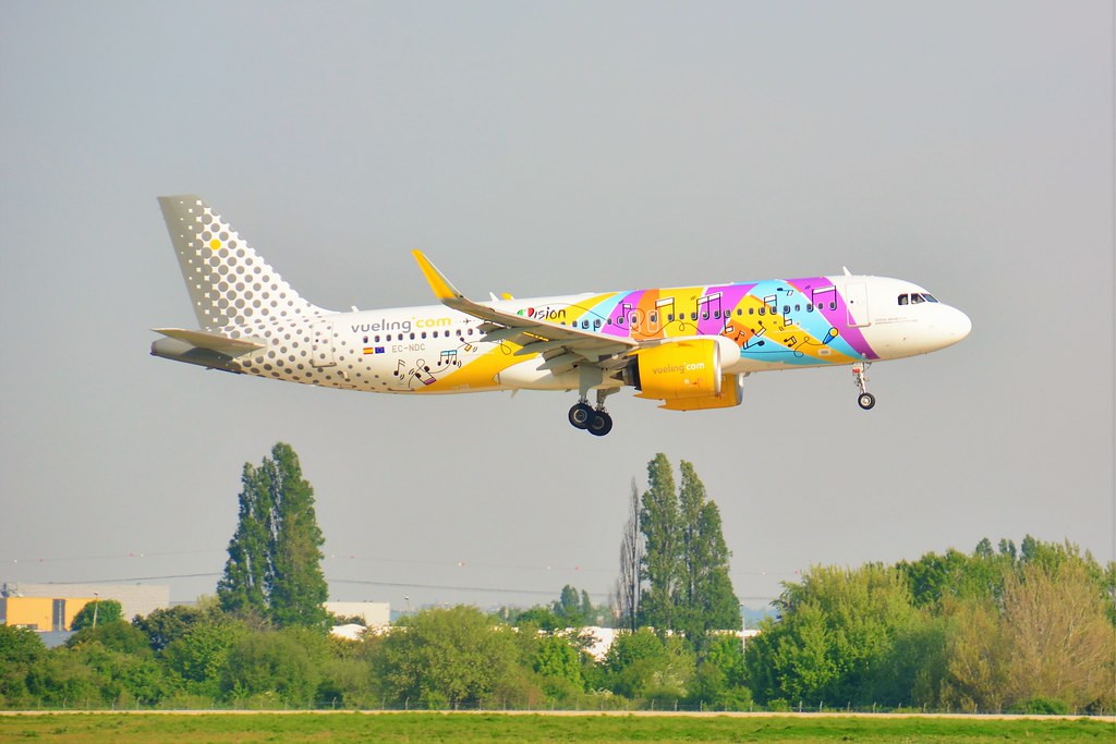 (ORY) Vueling Airbus A320 Neo EC-NDC 