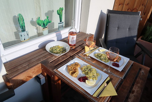 Wiener Schnitzel mit Erdäpfelsalat und Preiselbeeren (Tischbild)