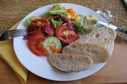 Salat, Baguette und Kräuterbutter
