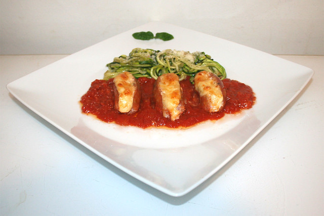 23 - Stuffed italian sausages with zucchini noodles (Zoodles) - Side view / Gefüllte italienische Würstchen mit Zucchininudeln - Seitenansicht