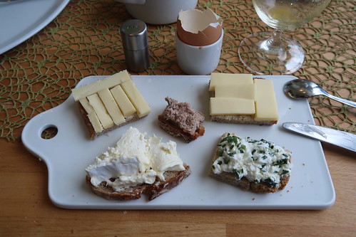 Vierwaldstättersee Käse, St. Galler Rahmkäse, Ziegenfrischkäse mit Schnittlauch, Weinbergkäse und Leberwurst auf Graubrot