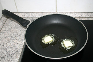 17 - Melt butter in pan / Butter in Pfanne zerlassen