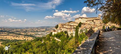 italie vakantie2021 landscape landscapes landscapephotography landschappen mountains mountainview europe italy cityscape cityscapes cityscapephotography nikon nikkor outdoor outside touristattraction touristic tourist travelling travvel panorama panoramic panoramaphoto sky skies village italianvillage mountainvillage todi umbrië