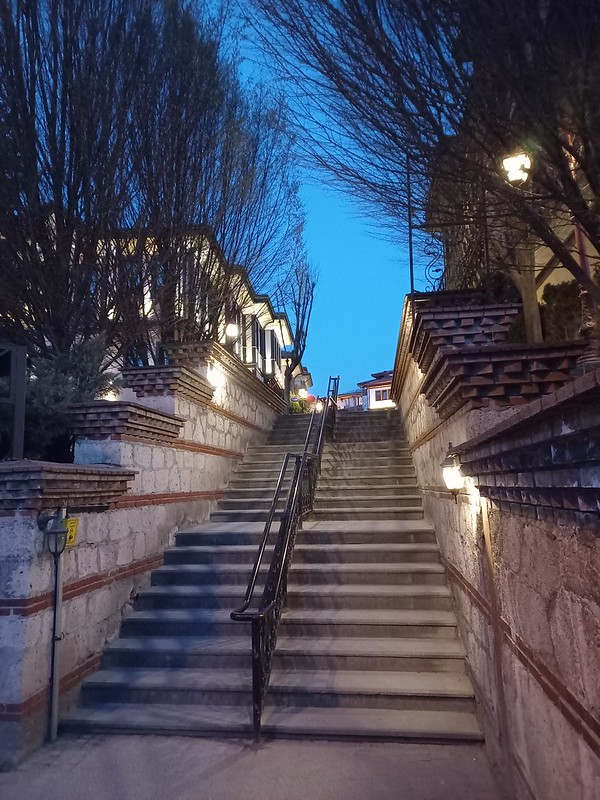 Hoş merdivenler ve mavi saatler..