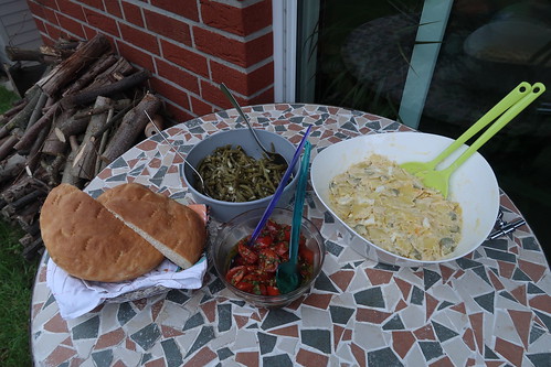 Fladenbrot, Bohnensalat, Tomatensalat und Kartoffelsalat (als Beilagen)