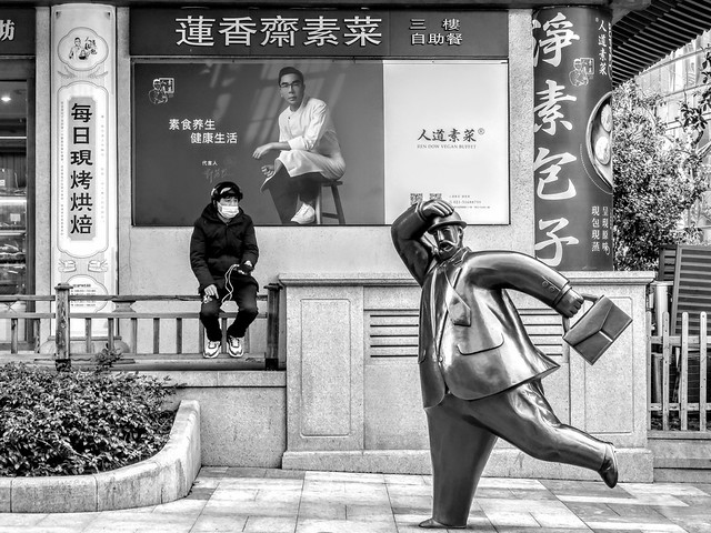 A delivery man waiting to take an order by Jing'an Temple on March 23, 2022, when many areas of Shanghai had already turned to lockdown. The bankruptcy of China's epidemic prevention strategy.
