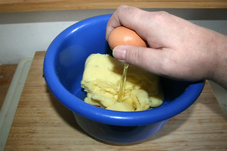 01 - Put dumpling dough & eggs in bowl / Kloßteig Eier in Schüssel geben