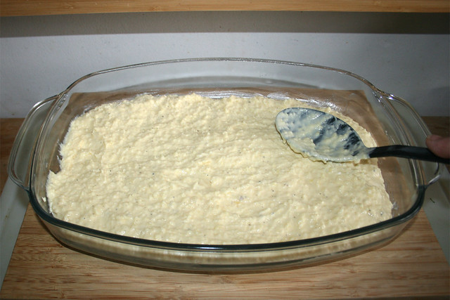 23 - Spread dumpling-mix evenly / Kloßteig-Mischung gleichmässig verteilen