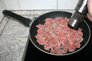 09 - Season ground meat with salt & pepper / Hackfleisch mit Salz & Pfeffer würzen