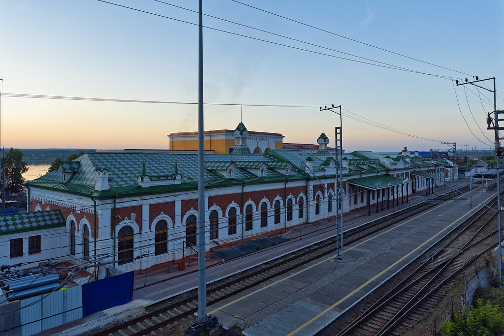 Пермская железная дорога. Станция Пермь 1. Платформы вокзала Пермь 1. Станция Пермь 2. Вокзалы Пермь 1 и Пермь 2.