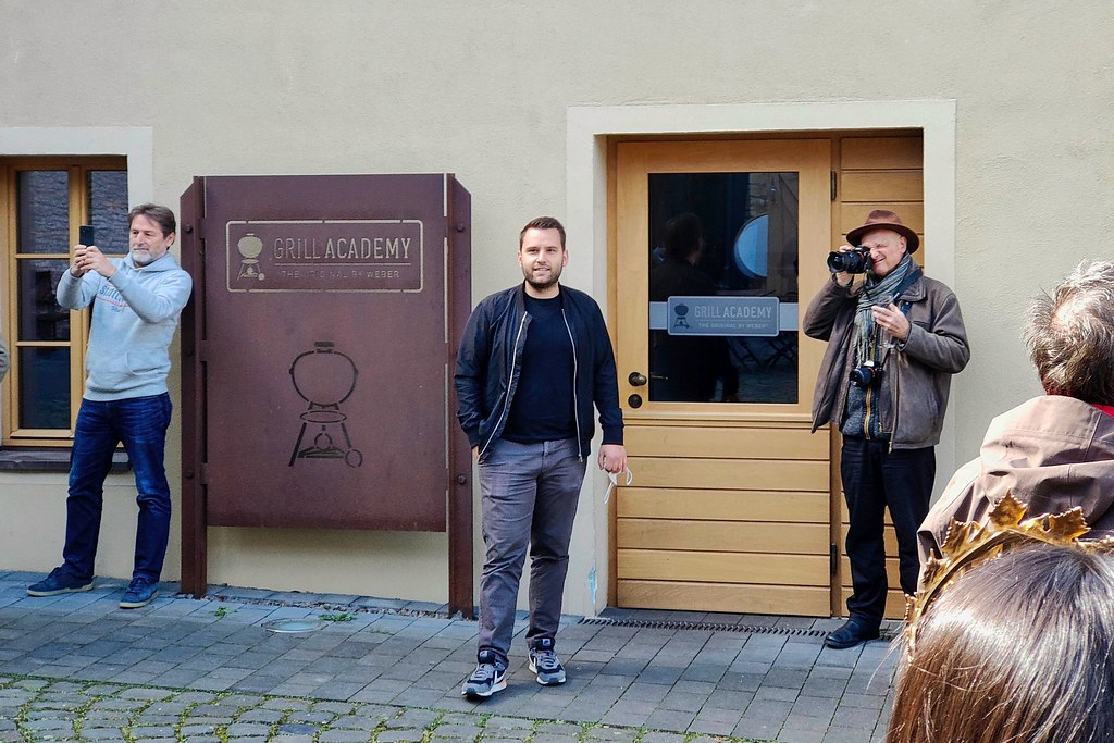 Philipp Wasem vor Webers Grill Academy in Wasems Kloster Engelthal