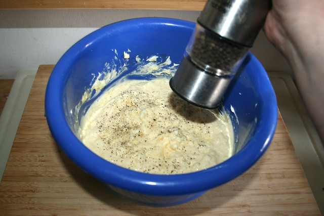 04 - Season dumpling dough with salt & pepper / Kloßteigmasse mit Salz & Pfeffer würzen
