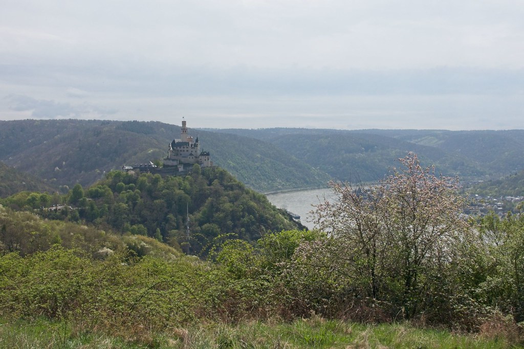 Panoramaweg in Braubach - Blick auf Marksburg, Braubach und Rhein von Kerkertser Platte