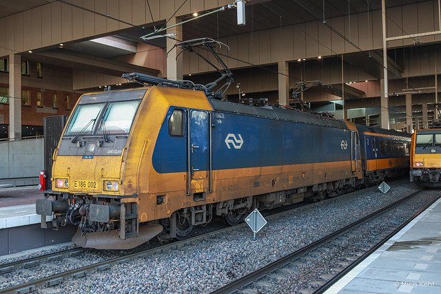 NS E186 002 TRAXX te Breda als Beneluxtrein.