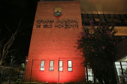 Fachada da Câmara iluminada na cor laranja, em apoio à campanha Maio Laranja, contra abuso sexual infantil