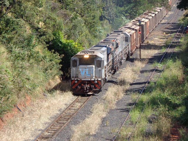 41219 GT46AC #8221 + 8197 partindo às 10h25 com trem locotrol C244. Uberlândia MG       C244 (3)