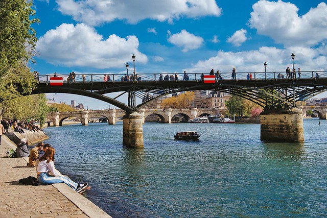 Paris - Pont des Arts / Sit on the dock