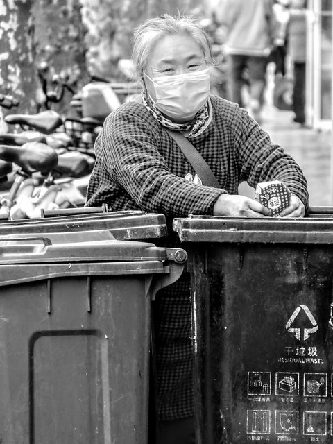 On 23 March 2022, an old woman scavenging for scrap paper and plastic from street bins, who would face a very difficult situation in a week's time. The bankruptcy of China's epidemic prevention strategy.