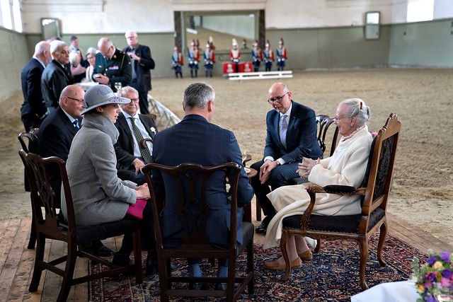 Koningin Margrethe van Denemarken ontvangt leden van de vereniging 'Vrienden van de Koninklijke Stallen'