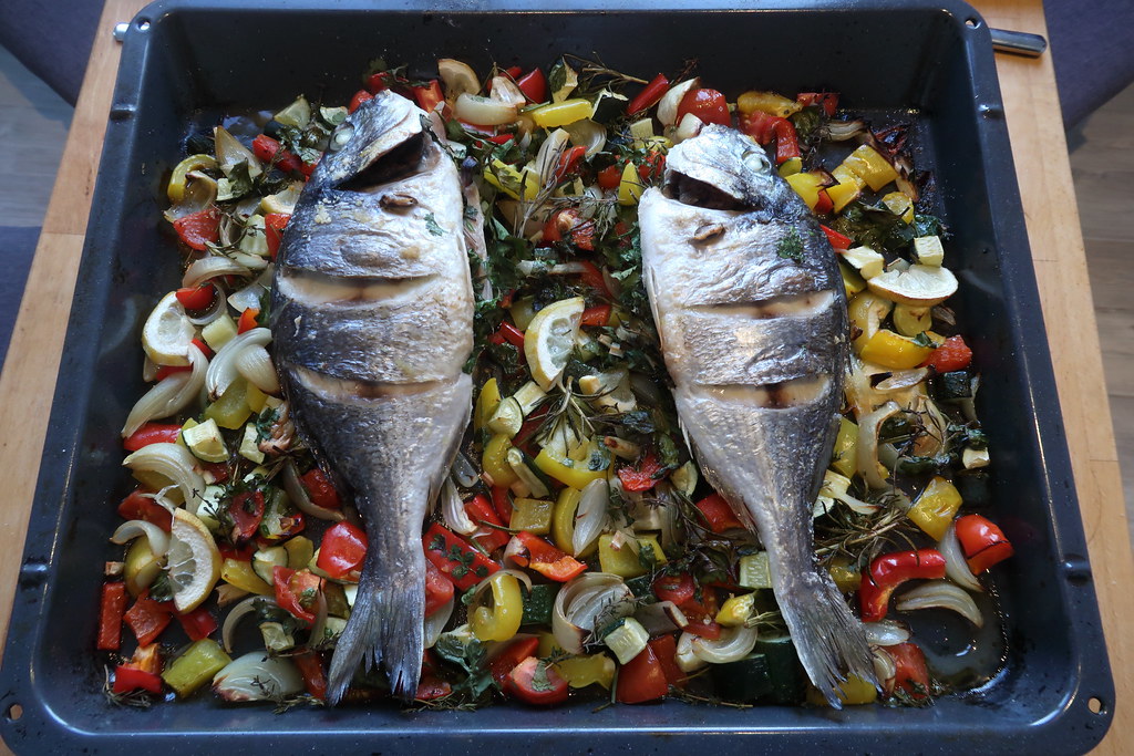 Doraden auf mediterranem Gemüse (so aus dem Backofen gehol… | Flickr