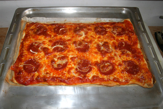 01 - Pepperoni salami pizza - Finished baking / Fertig gebacken