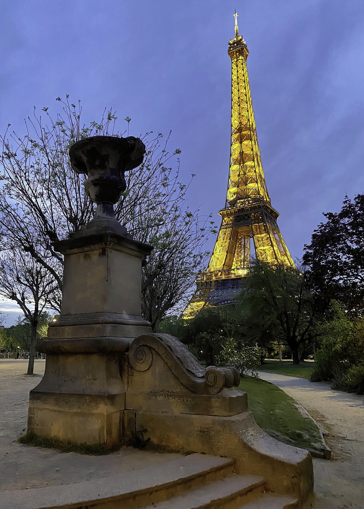 Eiffel Tower at Sunset, Paris 042022