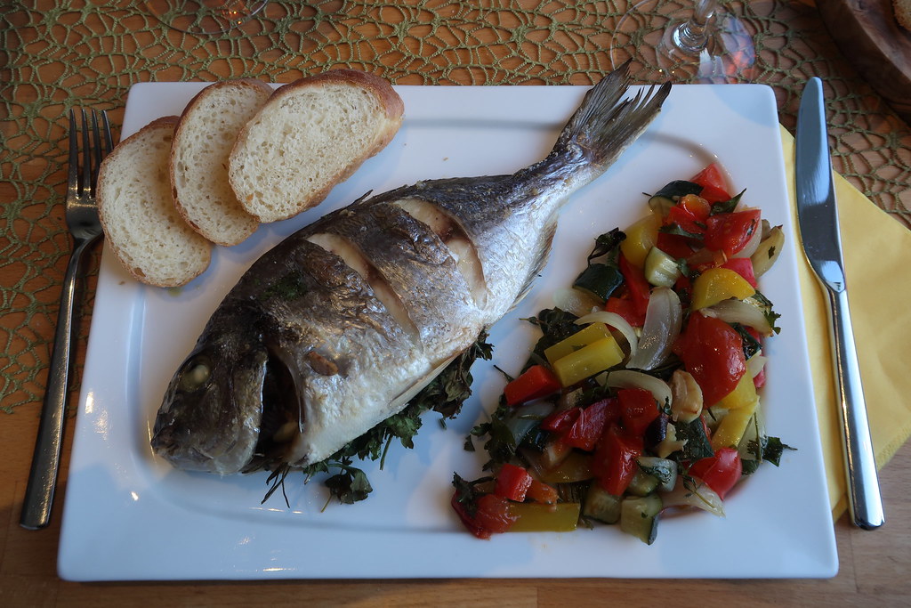 Dorade mit mediterranem Gemüse und Baguette (mein Teller) | Flickr