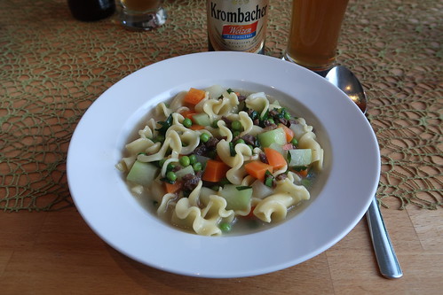 Suppe aus Brühe von Beinscheibe mit Erbsen, Möhren, Kohlrabi und Kelchnudeln (mein Teller)
