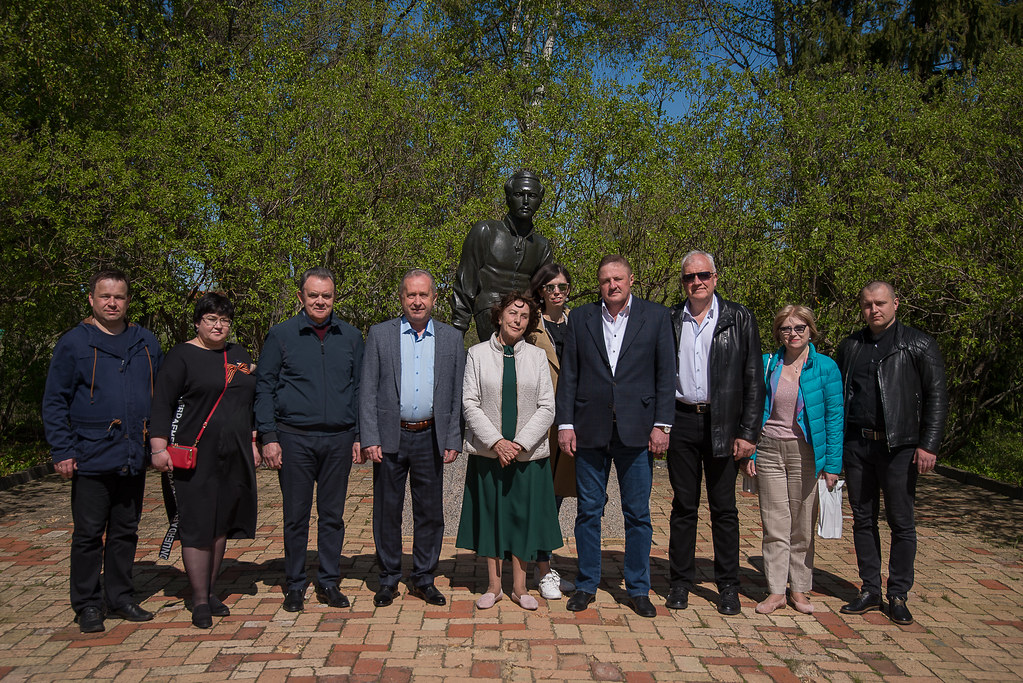 8 мая музей «Тарханы» посетила делегация из Республики Беларусь. Авторскую экскурсию по заповеднику для гостей проводит директор музея Тамара Мельникова