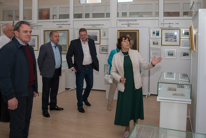 8 мая музей «Тарханы» посетила делегация из Республики Беларусь. Авторскую экскурсию по заповеднику для гостей проводит директор музея Тамара Мельникова