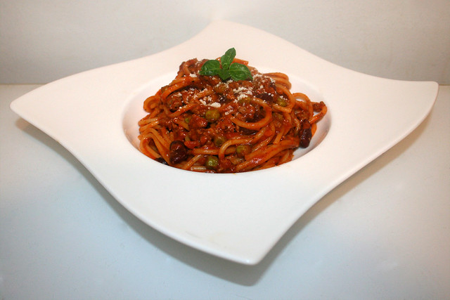 02 - Spaghetti in mined meat tomato sauce with kidney beans & peas - Side view / Spaghetti in Hackfleisch-Tomatensauce mit Kidneybohnen & Erbsen - Seitenansicht