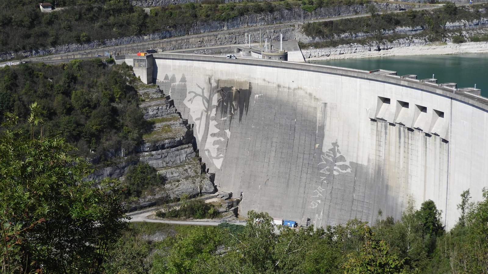 Réalisation d'une fresque sur le barrage de Vouglans