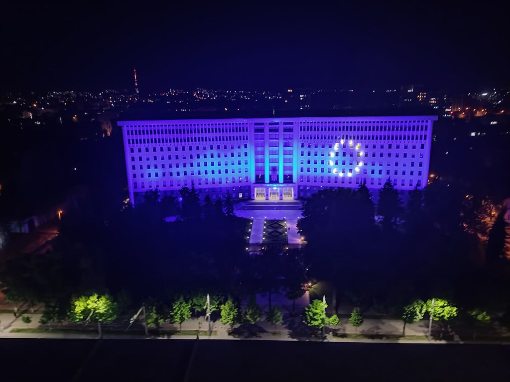09.05.2022 – Clădirea Parlamentului iluminată în culorile drapelului Uniunii Europene