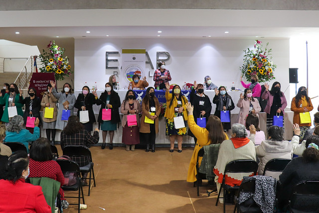 Oración y saludo especial a pastoras con 1 y 2 Años de Ministerio 