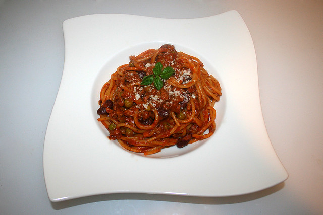 01 - Spaghetti in mined meat tomato sauce with kidney beans & peas - Served / Spaghetti in Hackfleisch-Tomatensauce mit Kidneybohnen & Erbsen - Serviert