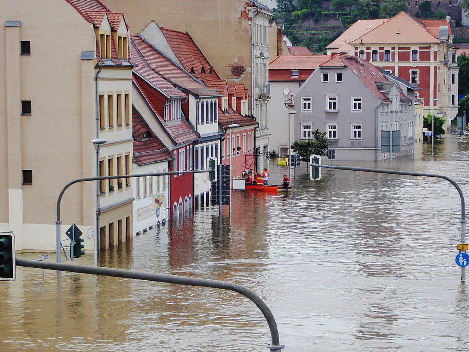 氣候變遷劇烈，許多地方深受其害。圖片來源：LucyKaef／Pixabay