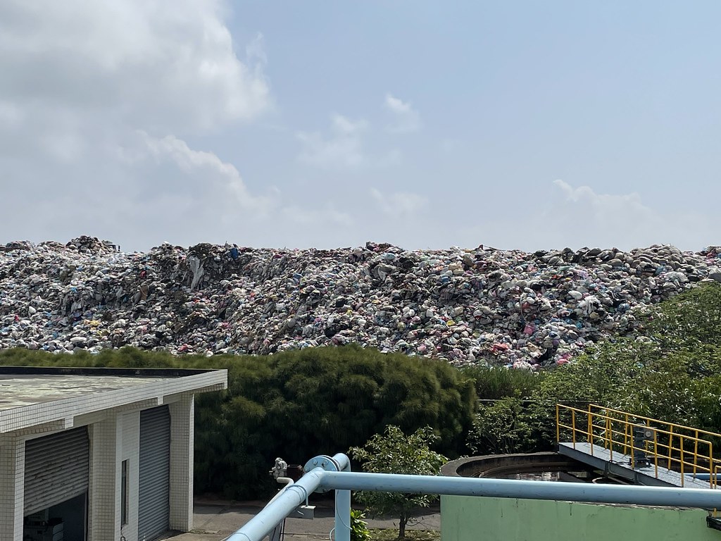 自2018年有統計以來，未處理的暫存廢棄物量連年上升，而2021年衛生掩埋量也呈現上漲趨勢。攝影：廖禹婷