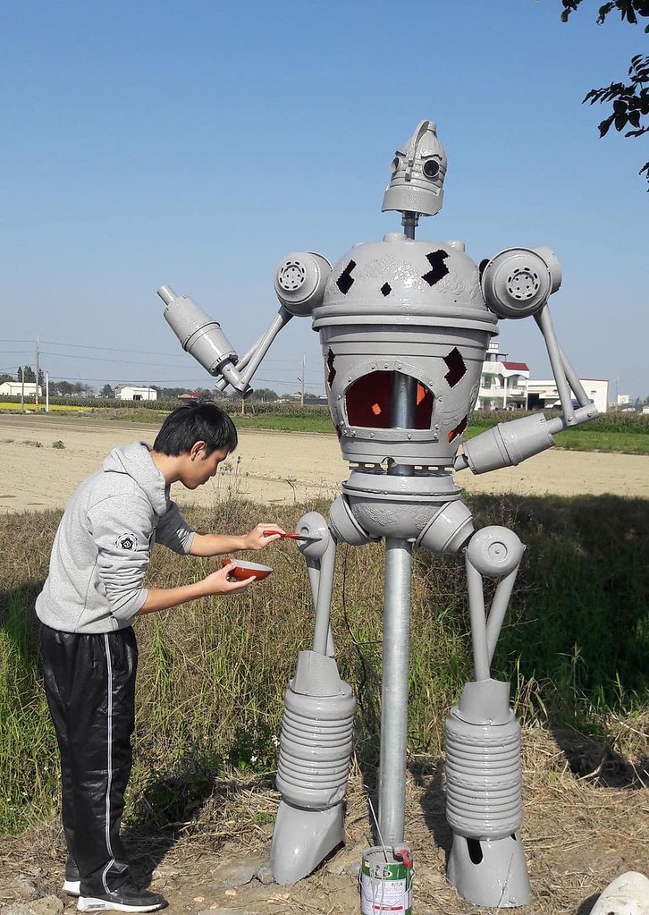 5 李翊楷作品，利用花盆及回收物等材料做成的機器人。圖片來源：李翊楷提供