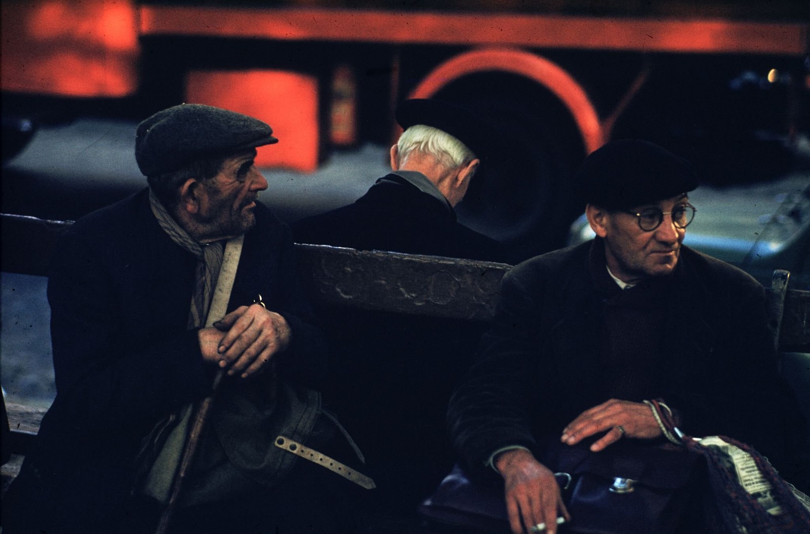 1955. Мужчины на скамейке в ожидании конца жизни