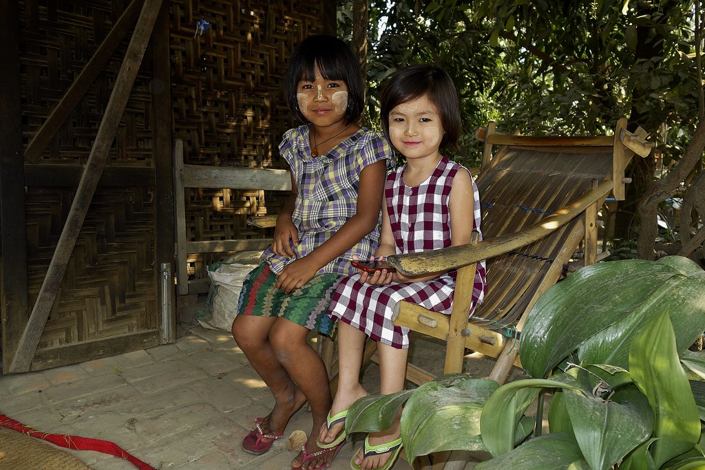 MYANMAR, Burma ,  Mandalay-Sagaing- in einem Weberdorf,  Schwestern78786/20686