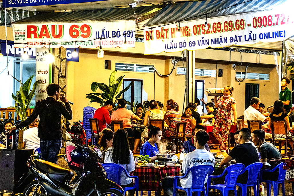 Itinerant singer at Lau Bo 69 on 5-10-22--Vung Tau copy