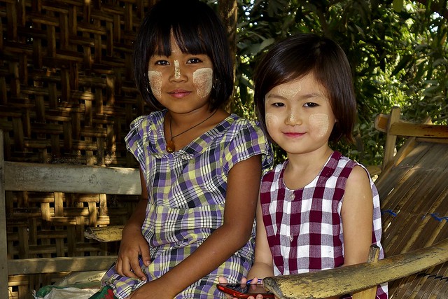 MYANMAR, Burma ,  Mandalay-Sagaing- in einem Weberdorf, Schwestern, 78788/20688