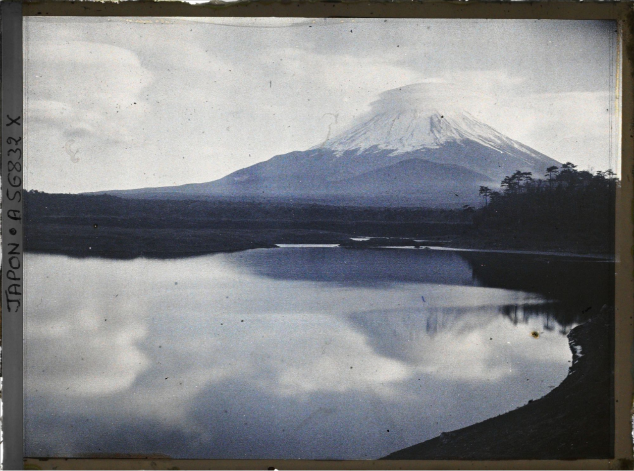 Roger Dumas :: Le Mont Fuji (Fuji-san) se reflétant dans le lac Shôji (Shôji-ko). Environs du village de Shôji, Japon, 1926-1927. Plaques de verre Autochrome. Archives de la Planète. | src Musée départemental Albert Kahn