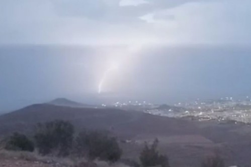 Captura de un vídeo publicado por La Provincia en el que se observa un rayo cayendo sobre el mar en Arinaga