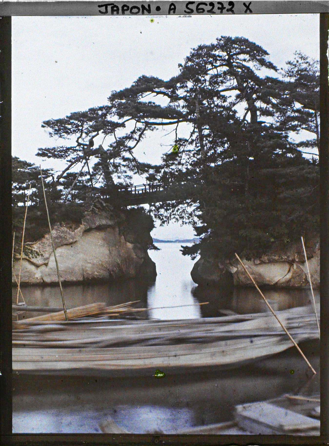 Roger Dumas :: Le pont d'accès au temple Godaï-do, baie de Matsushima, Japon, 1926-1927. 
Plaque de verre Autochrome. Archives de la Planète. | src Musée départamental Albert Kahn