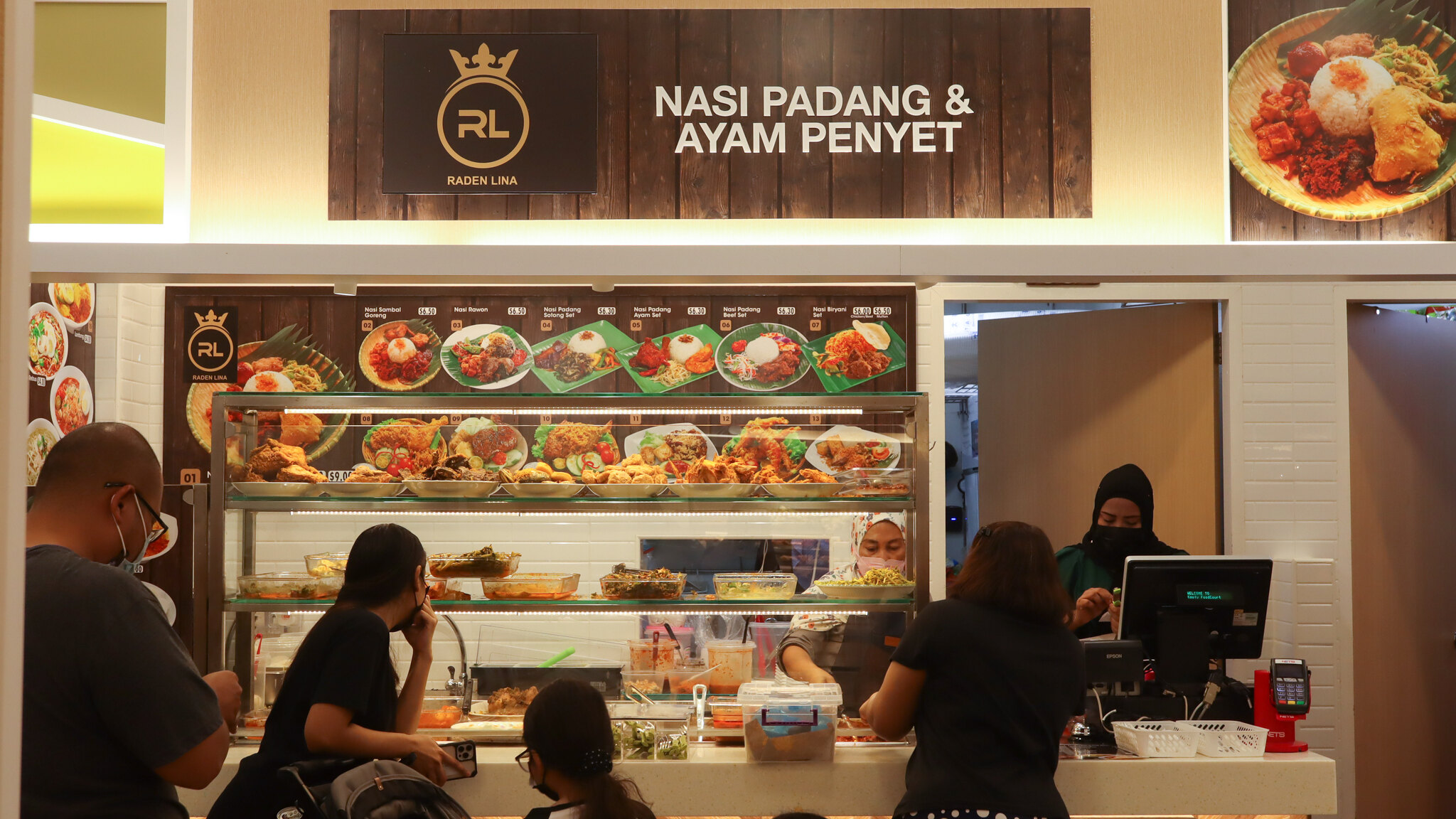 雷登丽娜·纳西·帕登（Lina Nasi Padang） - 商店前