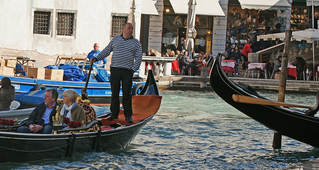 Venise. De l'art du gondolier relax au pont du Rialto.
