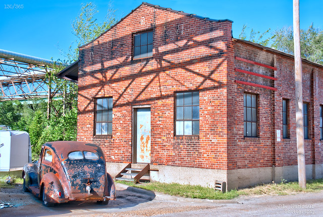 130/R365 - Abandoned Car & Building - Downtown Kansas City, Missouri